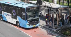 Ilustrasi, penumpang sedang menunggu di halte untuk menaiki Transjakarta. (Sumber: Poskota/Bilal Nugraha Ginanjar)