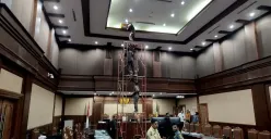Plafon di ruang sidang PN Jakarta Pusat, Gunung Sahari Barat, Kemayoran, sedang diperbaiki, Rabu, 3 September 2025. (Sumber: Poskota/Ramot Sormin)