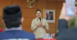 Wakil Walikota Cimahi, Adhitia Yudhistira, memberikan sambutan dalam kegiatan Deklarasi damai, di Jalan Demang Hardja Kusumah. (Sumber: Poskota/Gatot Poedji Utomo)