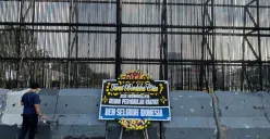 Karangan bunga duka dari mahasiswa di depan Gedung DPR RI, Senayan, Jakarta Pusat, Kamis, 4 September 2025. (Sumber: Poskota/Pandi Ramedhan)