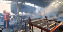 Pabrik kemasan kardus di di Kampung Asem, RT 03/06, Kelurahan Mustikajaya, Kecamatan Mustikajaya, Kota Bekasi, ludes terbakar seusai ditinggal penjaga, Kamis, 4 September 2025. (Sumber: Dok. Istimewa)
