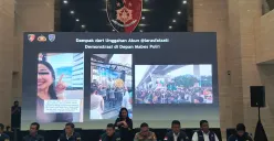 Konferensi pers Dittipidsiber Bareskrim Polri terkait penetapan tersangka terduga penyebaran ajakan provokatif untuk berbuat anarkis saat aksi unjuk rasa di Gedung Markas Besar Polri pada pada akhir Agustus 2025. (Sumber: Poskota/Ali Mansur)