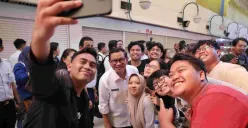 Gubernur DKI Jakarta, Pramono Anung berfoto bersama sejumlah masyarakat di kawasan Blok M Hub. (Sumber: jakarta.go.id)
