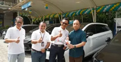 General Manager PLN UID Jakarta Raya, Moch. Andy Adchaminoerdin (kedua dari kanan) dan jajaran manajemen PLN UID Jakarta Raya menyapa pengguna kendaraan listrik di SPKLU PLN Gambir, Jakarta Pusat. (Sumber: Dok. PLN UID Jakarta Raya)