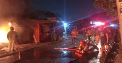 Lapak kayu madura di Cipayung Kota Depok ludek terbakar. Petugas Damkar berusaha memadamkan api. (Sumber: Damkar Depok)