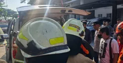 Petugas mengevakuasi korban kebakaran rumah mewah di kawasan Kalideres, Jakarta Barat. Insiden tersebut menewaskan dua penghuni. (Sumber: Istimewa)