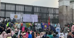 Sejumlah elemen masyarakat mulai buruh hingga mahasiswa menggelar aksi damai di depan Gedung DPR RI, Senayan, Tanah Abang, Jakarta Pusat, Jumat, 5 September 2025. (Sumber: Poskota/Pandi Ramedhan)