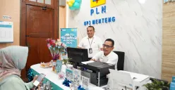 General Manager PLN UID Jakarta Raya, Moch. Andy Adchaminoerdin (kanan) melayani pelanggan di loket Kantor PLN UP3 Menteng, Jakarta Pusat, Kamis, 4 September 2025. (Sumber: Dok. PLN UID Jakarta Raya)