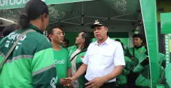 Wali Kota Bekasi, Tri Adhianto berbincang dengan pengemudi ojek online di sekitar Pemkot Bekasi, Minggu, 7 September 2025. (Sumber: Dok. Istimewa)