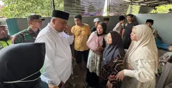 Bupati Bogor, Rudy Susmanto menjenguk korban ambruknya bangunan majelis taklim di Ciomas, Kabupaten Bogor pada Minggu, 7 September 2025. (Sumber: POSKOTA | Foto: Giffar Rivana)