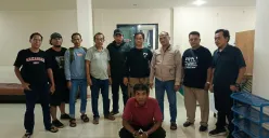Pelaku penganiayaan satpam Perumahan Griya Kencana, Sukmajaya, Depok, yang sempat viral di media sosial diborgol usai ditangkap polisi. (Sumber: Polsek Sukmajaya)