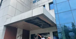 Plafon lobi utama Kantor BPS Jakarta Barat, Jalan Panjang, Kebon Jeruk, jebol saat hujan deras disertai angin kencang, Selasa, 9 September 2025. (Sumber: Poskota/Pandi Ramedhan)
