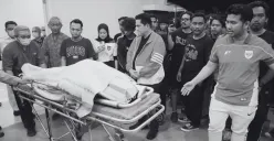 Ketua Umum PSSI, Erick Thohir mendatangi rumah sakit tempat disemayamkan seorang suporter yang meninggal saat hendak menonton Timnas Indonesia. (Sumber: Instagram/@erickthohir)