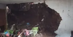 Rumah warga mengalami kerusakan usai tertimpa tanah longsor, di wilayah Jayagiri, Kecamatan Lembang, Selasa, 9 September 2025. (Sumber: POSKOTA | Foto: Gatot Poedji Utomo)