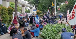 Situasi masa aksi JRMK dan UPC di depan Gedung DPRD Jakarta, Jakarta Pusat, Rabu, 10 September 2025. (Sumber: Poskota/Muhammad Tegar Jihad)