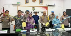 Polres Metro Bekasi menggelar rilis kasus pengeroyokan-perusakan sepeda motor yang terjadi di Cikarang Timur, Kamis, 11 September 2025. (Sumber: Dok. Istimewa)