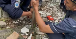 Petugas merapikan kabel traffic lifht di Jalan Green Garden, Kedoya Utara, Kebon Jeruk, Jakarta Barat, yang dicuri orang tidak dikenal, Kamis, 11 September 2025. (Sumber: Poskota/Pandi Ramedhan)