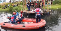 Petugas melakukan pencarian korban tenggelam di Kali Jalan Rawa Malang, Kelurahan Semper Timur, Kecamatan Cilincing, Jakarta Utara. (Sumber: Gulkarmat Jakut)