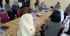 Kapolres Serang AKBP Condro Sasongko memediasi persoalan gaji karyawan dengan FMU Clinic di Mapolsek Cikande. (Sumber: Poskota/Rahmat Haryono)