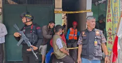 Petugas Brimob dan aparat kepolisian berjaga di lokasi ledakan misterius di Gang Senggol, Pamulang, Tangerang Selatan, Jumat, 12 September 2025. Area telah dipasangi garis polisi untuk sterilisasi dan pengamanan. (Sumber: Poskota/Angga Pahlevi)
