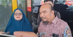 Santi Husniyati didampingi kuasa hukumnya, Jefry Ruby Tampubolon, saat melaporkan dugaan penipuan oleh seorang Dirut BUMN ke Polres Metro Bekasi Kota, Kamis, 11 September 2025. (Sumber: Dok. Istimewa)