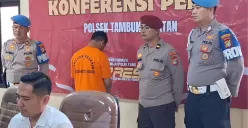 Sepramg pria paruh baya ditetapkan sebagai tersangka penipuan dan penggelapan di Mapolsek Tambun, Kabupaten Bekasi, Senin, 15 September 2025. (Sumber: Poskota/Nurpini Aulia Rapika)