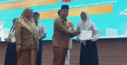 Wali Kota Depok serahkan penghargaan 432 siswa berprestasi (Sumber: Diskominfo Depok)
