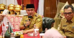 Bupati Bogor, Rudy Susmanto berikan ibadah umroh gratis dan kaki palsu untuk tokoh inspiratif Kabupaten Bogor. (Sumber: Pemkab Bogor)