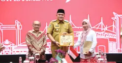 Bupati Bogor bersama dua tokoh inspiratif di bidang pendidikan dan sosial. (Sumber: Pemkab Bogor)