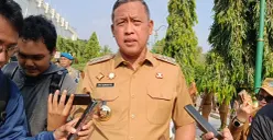 Wali Kota Bekasi, Tri Adhianto, menyebut dirinya tak lagi menggunakan sirine maupun strobo saat menggunakan pengawalan dinas.(Sumber: Poskota/Nurpini Aulia Rapika)