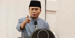 Kepala Kantor Wilayah (Kanwil) Kementerian Agama (Kemenag) Nusa Tenggara Barat (NTB), Haji Zamroni Aziz tengah menjadi sorotan karena tiba-tiba melempar mikrofon ke arah bawah panggung. (Sumber: Instagram/@kanwil_kemenag_ntb)