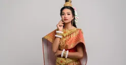 Cara dan contoh prompt terbaik untuk mengedit foto sendiri di studio menggunakan baju adat Indonesia. (Sumber: Freepik/jcomp)