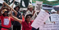 Pengunjuk rasa bersorak saat aksi memperingati Hari Tani Nasional di depan Gedung DPR, Jakarta, Rabu, 24 September 2025. (Sumber: Poskota/Bilal Nugraha Ginanjar)