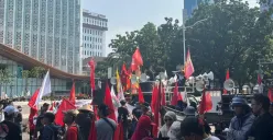 Sejumlah aliansi dari tani hingga buruh melakukan aksi demonstrasi di Jalan Medan Merdeka Selatan, Jakarta Pusat, Rabu, 24 September 2025. (Sumber: Poskota/Muhammad Tegar Jihad)