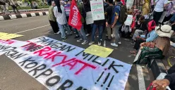 Sejumlah massa melakukan aksi demonstrasi di depan gerbang pusat Pemkab Bogor, Pakansari, Cibinong, Rabu, 24 September 2025. (Sumber: Poskota/Giffar Rivana)