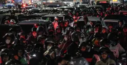 Sejumlah kendaraan bermotor terjebak kemacetan di Jalan Pejompongan, Bendungan Hilir, Jakarta, Rabu, 24 September 2025, malam. (Sumber: Poskota/Bilal Nugraha Ginanjar)