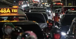 Sejumlah kendaraan bermotor terjebak kemacetan di Jalan Pejompongan, Bendungan Hilir, Jakarta, Rabu, 24 September 2025, malam. (Sumber: Poskota/Bilal Nugraha Ginanjar)