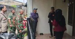 Petugas bersama warga di TKP saat akan mengevakuasi jasad lansia yang meninggal membusuk dalam kamar mandi. (Sumber: Polsek Bojonggede)