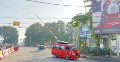 Akses jalan di pelintasan kereta Juanda-Perjuangan, Kota Bekasi, ditutup PT KAI, Rabu, 24 September 2025. (Sumber: Poskota/Nurpini Aulia Rapika)