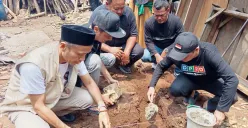 Sejumlah anggota dan pimpinan DPRD Pandeglang, saat melakukan peletakan batu pertama pembangunan RTLH. (Sumber: Dok. DPRD Pandeglang)
