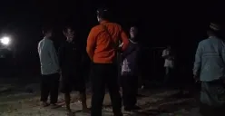 Tim gabungan saat melakukan pencarian usai menerima laporan adanya wisatawan yang terseret ombak. (Sumber: BPBD Kabupaten Serang)