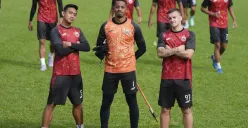 Kabar buruk untuk Persija: Jordi Amat dan Allano diskors untuk laga melawan Persik Kediri. Tidak hanya pemain, pelatih Mauricio Souza juga harus absen di pinggir lapangan. (Sumber: persija.id)