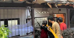 Warga membantu petugas damkar memadamkan api yang membakar ratusan rumah di Gang Langgar 1 RW 06, Kelurahan Tangki, Kecamatan Tamansari, Jakarta Barat, Minggu, 28 September 2025. (Sumber: POSKOTA | Foto: Pandi Ramedhan)
