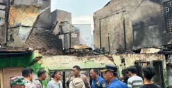 Kepulan asap masih menyala di lokasi kebakaran, Kelurahan Tangki, Kecamatan Tamansari, Jakarta Barat, Senin, 29 September 2025. (Sumber: POSKOTA | Foto: M Tegar Jihad)