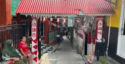 Siti Jubaedah (kiri) warga Jatipulo, Palmerah, Jakarta Barat, berada di depan gang rumahnya, Senin, 29 September 2025. (Sumber: Poskota/Pandi Ramedhan)