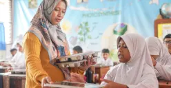 Ilustrasi siswa menerima makanan dari program Makan Bergizi Gratis (MBG). (Sumber: Poskota/Bilal Nugraha Ginanjar)