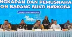 Kapolda Metro Jaya, Irjen Pol Asep Edi Suheri dalam pengungkapan narkoba di Mapolda Metro Jaya, Jakarta Selatan, Selasa, 30 September 2025. (Sumber: Poskota/Ali Mansur)