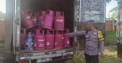 Petugas Polsek Tanjungsari memeriksa mobil box yang berisi ratusan tabung gas 12 kilogram untuk dioplos ke tabung yang lebih kecil di wilayah Desa Tanjungsari, Kabupaten Bogor. (Sumber: Dok. Polsek Tanjungsari)