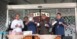 Kejagung menunjukan barang bukti kasus korupsi tata kelola usaha pertambangan nikel periode 2013-2025 yang diduga dilakukan Ketua Ombudsman RI, Hery Susanto. (Sumber: Poskota/Ali Mansur)