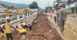 Petugas pembangunan jalan percepat pembangunan Jalan Cikampak-Gunung Bunder pasca longsor yang terjadi beberapa waktu lalu. (Sumber: Dok. Pemkab Bogor)